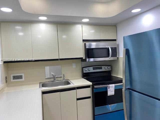 Building Photo - 5401 Collins Ave