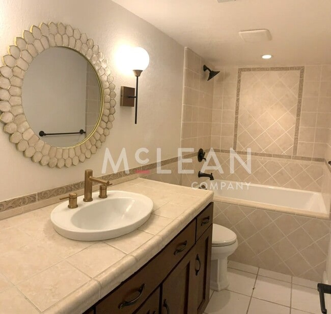Building Photo - Beautiful Two Bedroom Condo in a Stunning ...