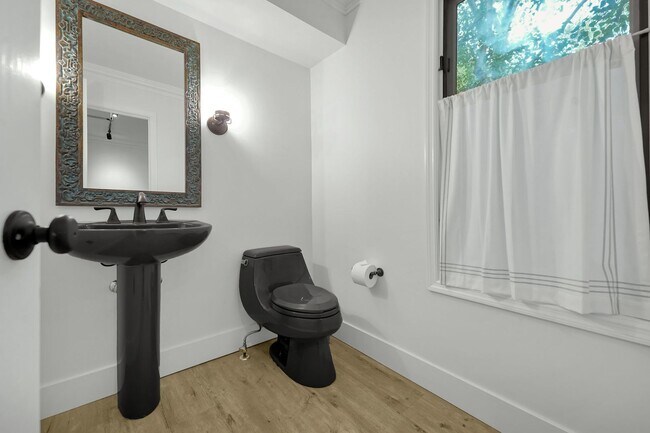 Building Photo - 3 Bedroom Luxury Condo