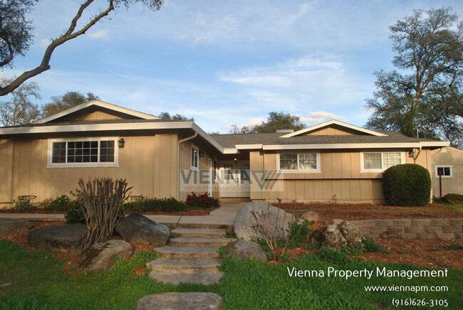 Building Photo - 7457 Shadow Oaks Ln