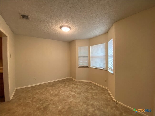Building Photo - 40 Royal Crest