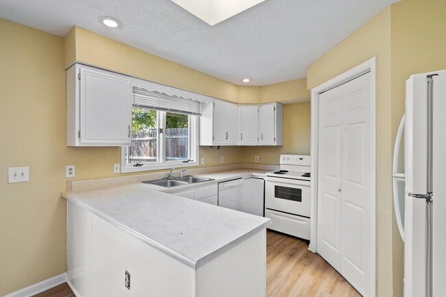 Building Photo - 2601 Hillshire Dr