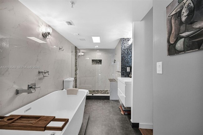 Building Photo - 2401 Collins Ave