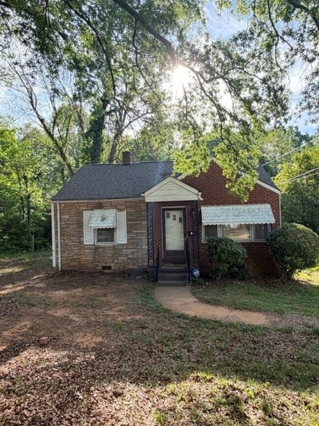 Building Photo - 2 bedroom 1 bathroom house