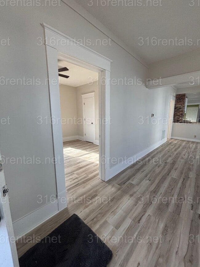 Building Photo - 2 bedroom 1 bath available NOW!