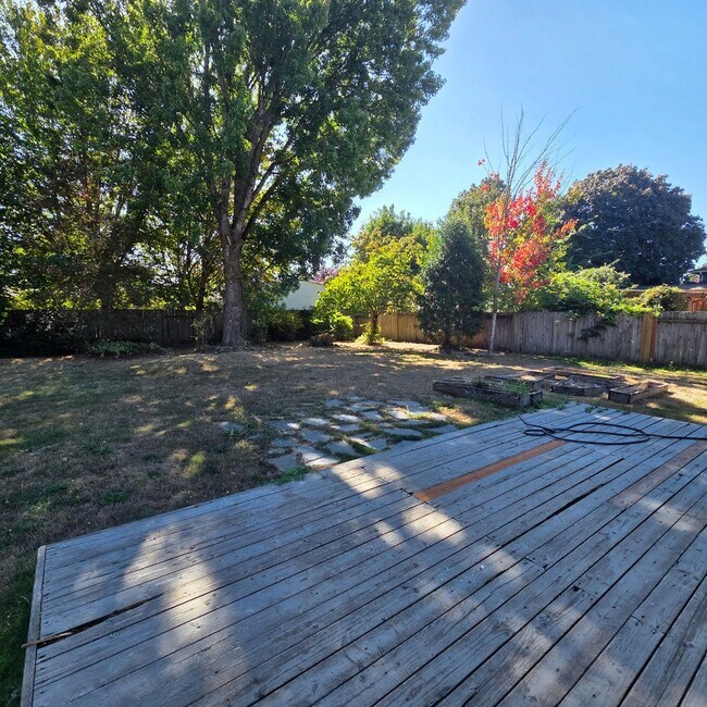 Building Photo - 3 Bedroom House ~ Centrally Located ~ Pet ...