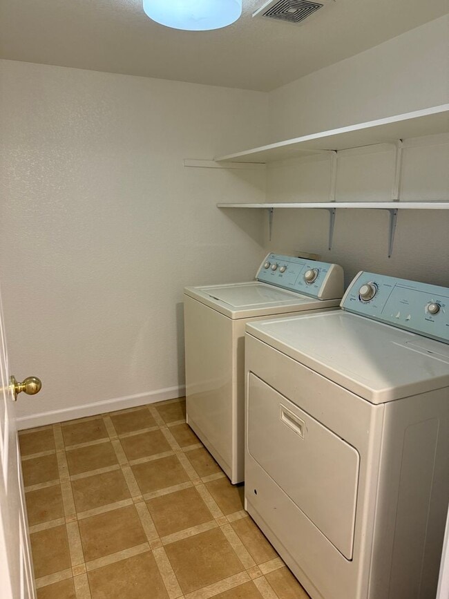 Building Photo - LARGE CORNER LOT 2 STORY 4 BED HOME IN MATHER