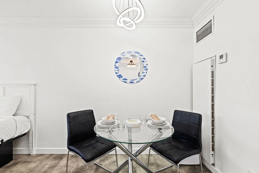 Building Photo - 8817 S Thomas Dr