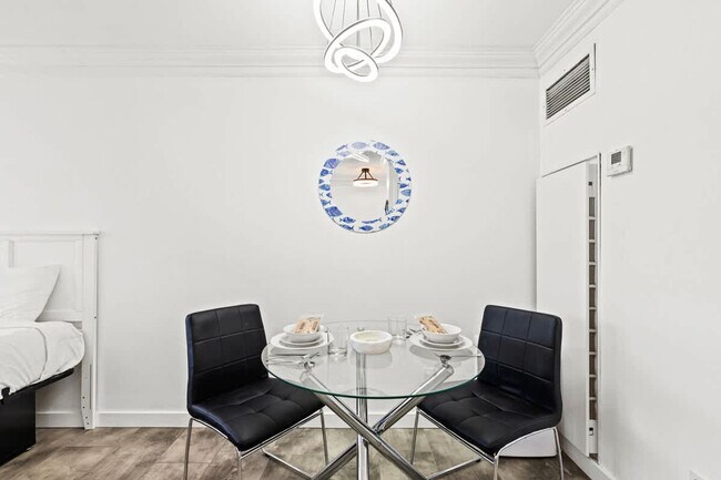 Building Photo - 8817 S Thomas Dr