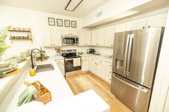 Building Photo - Beautiful 3 bed 3.5 bath Condo