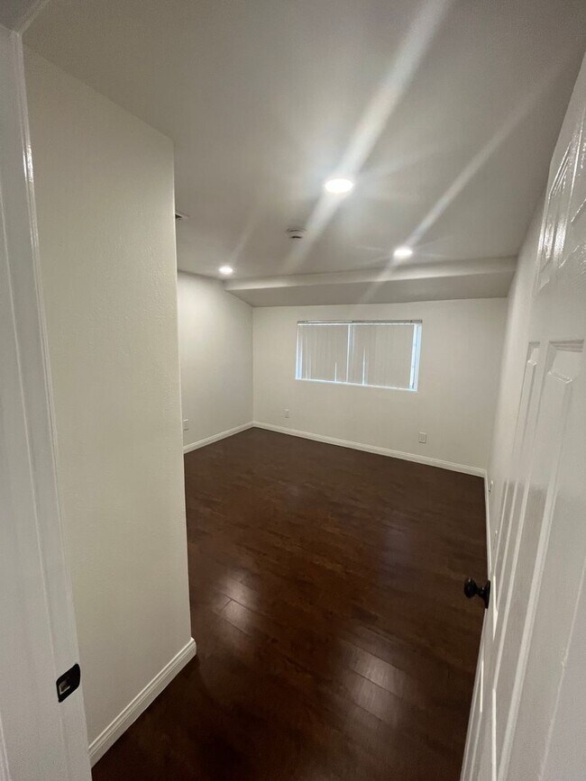 Building Photo - 556 Mar Vista Ave