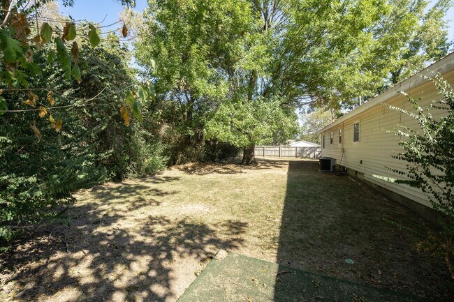 Building Photo - 531 N Fern St