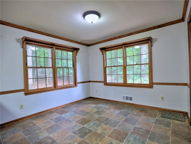 Building Photo - 2101 Mark Hall Ct NE
