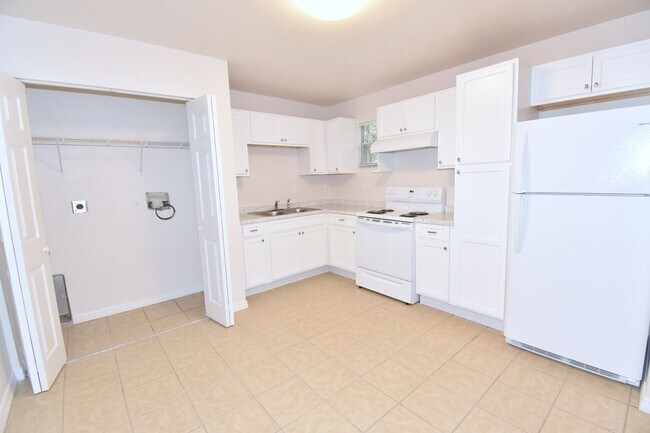 Building Photo - Charming 3/1 House