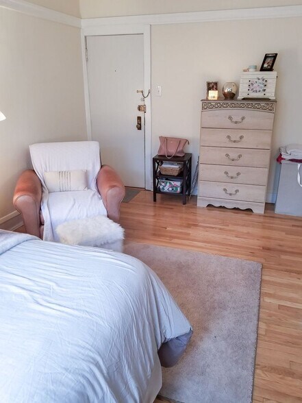 Building Photo - 627 W Melrose St