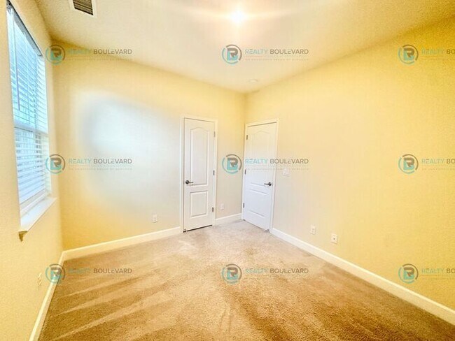 Building Photo - Beautiful 4 Bedroom, 2 Bathroom, 2 car garage, Single Story Home