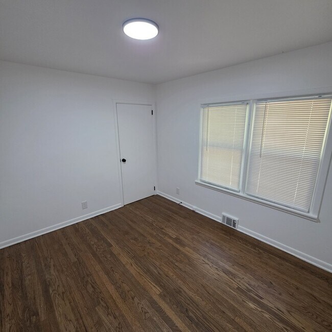 Building Photo - Spacious 4 bedrooms and 2 full baths home located on Holmes Rd in Kansas City, MO
