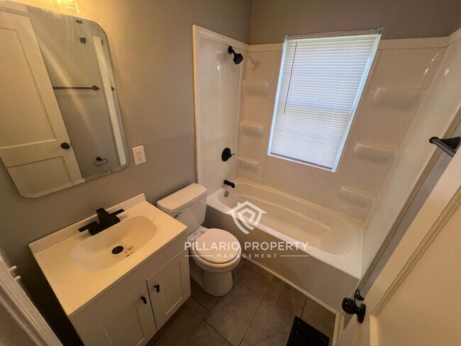 Building Photo - Newly Renovated, 4 Bedroom, 2 Bathroom Home Available NOW!