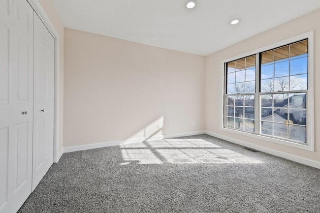 Building Photo - 546 W Parkside Dr