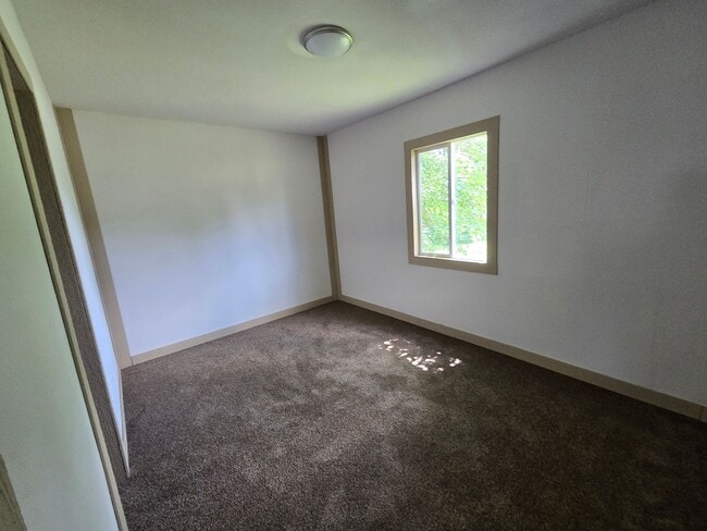Building Photo - 2 bed 1 bath house!