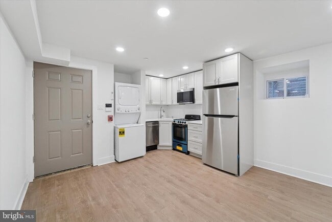 Building Photo - 812 W Roosevelt Blvd