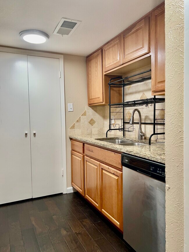 Building Photo - 919 S Weatherred Dr