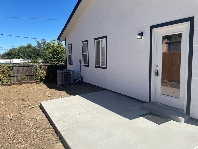 Building Photo - 226 S Meade St