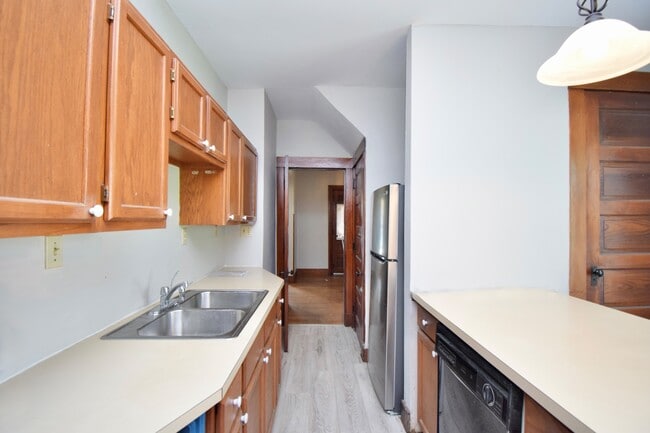 Building Photo - 23 E Parkwood Dr