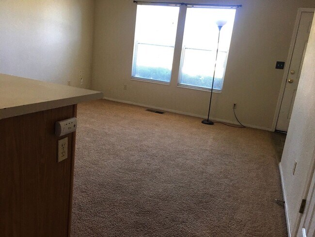 Building Photo - 570 W 9th St