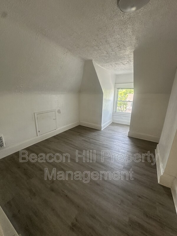 Building Photo - 1125 E 99th St