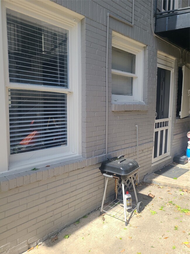 Building Photo - 4414 Woodside St