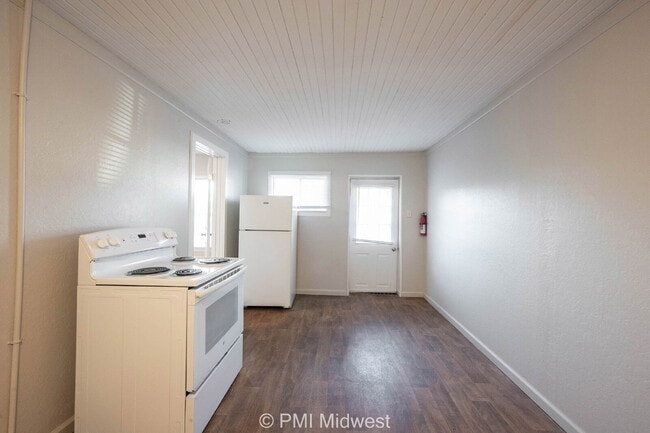 Building Photo - "Cozy 1-Bedroom Retreat in Greenfield – Pe...