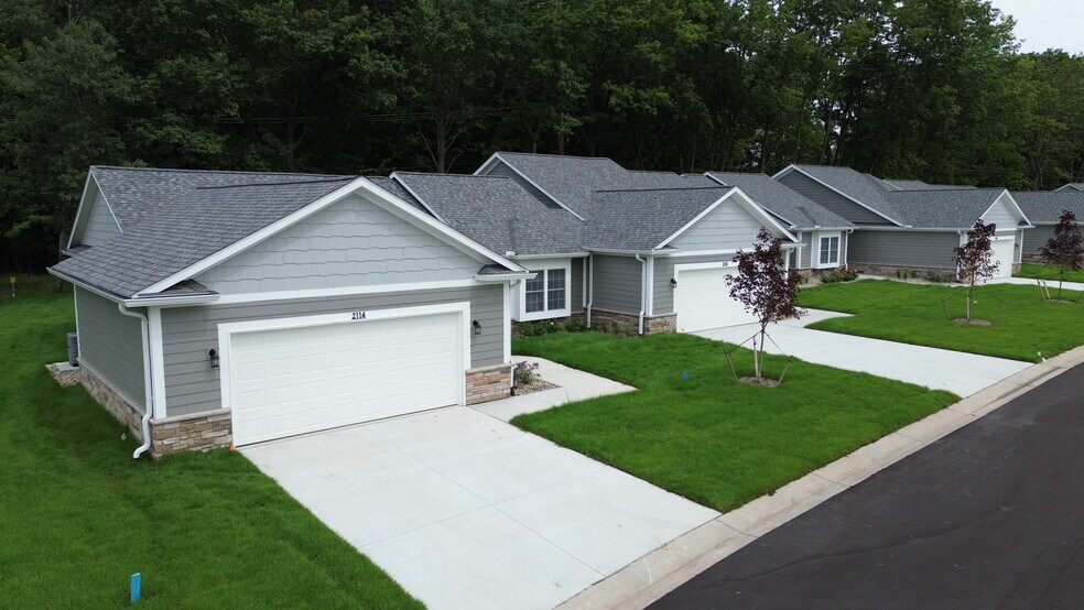 Building Photo - 2130 Carriage Hill Cir