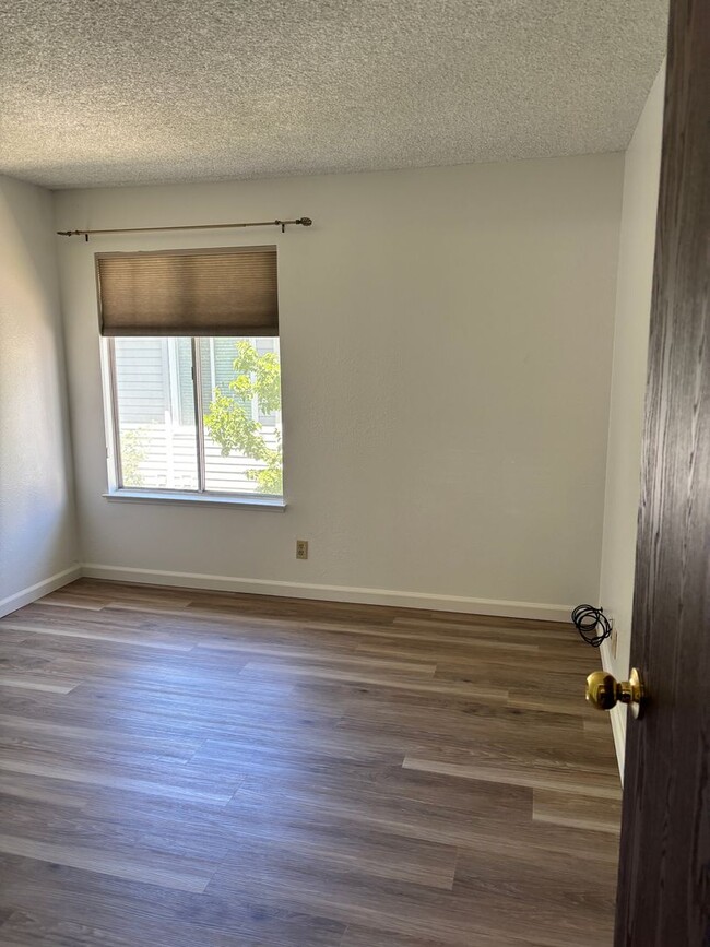 Building Photo - MOVE IN SPECIAL, 1/2 OFF 1ST MONTH RENT FO...