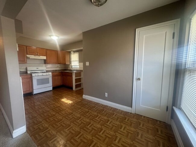 Building Photo - 6737 Kenwood Dr
