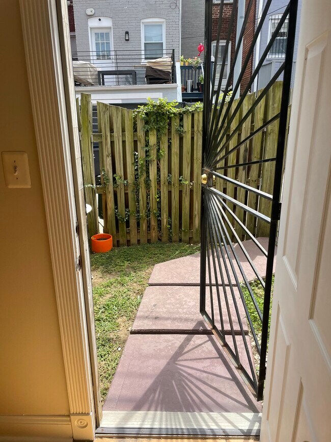 Building Photo - 550 Hobart Plz NW