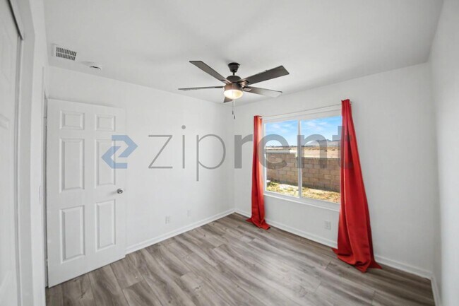 Building Photo - Unit