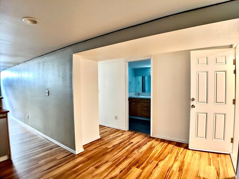 Building Photo - 5404 NE 54th Ave