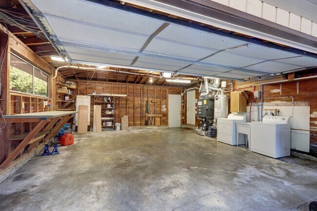 Building Photo - Beautifully Refinished 4BR 2BA Home on Lar...