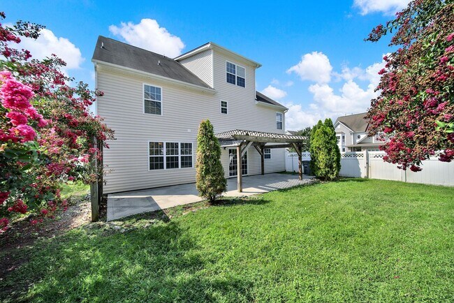 Building Photo - Stunning 6 Bed 3.5 Bath Home in Davidson!