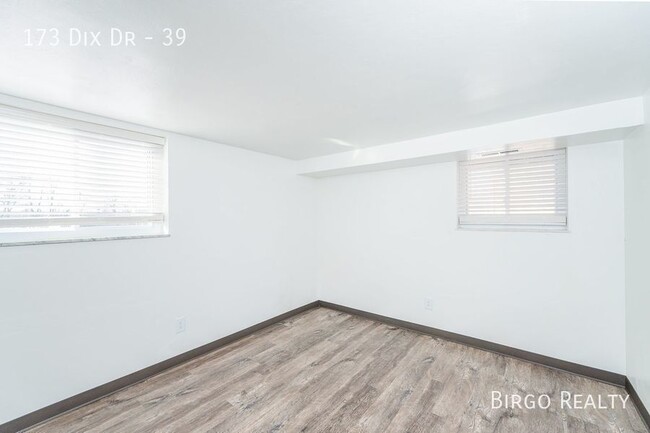 Building Photo - Spacious Contemporary Living: 2 Bed, 1 Bat...