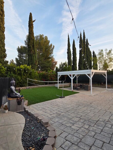 Building Photo - 10644 Vanalden Ave