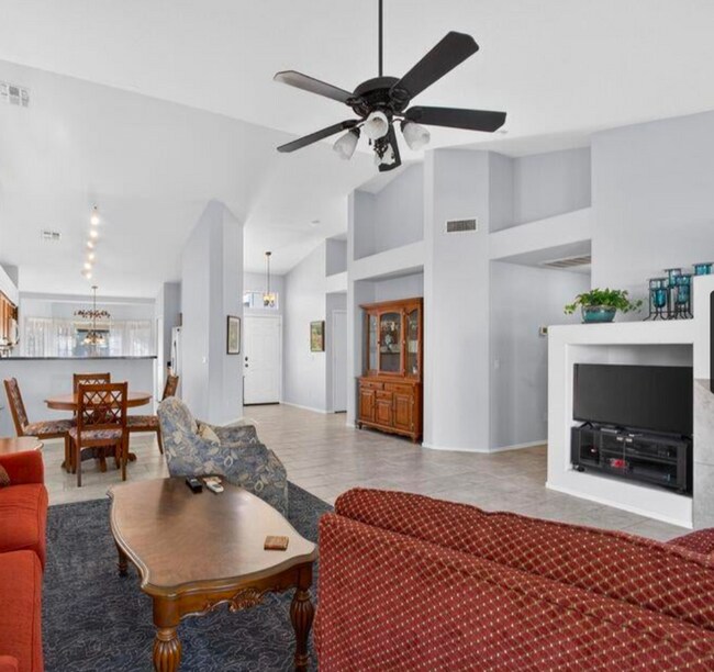 Building Photo - GORGEOUS home in the heart of Gilbert!