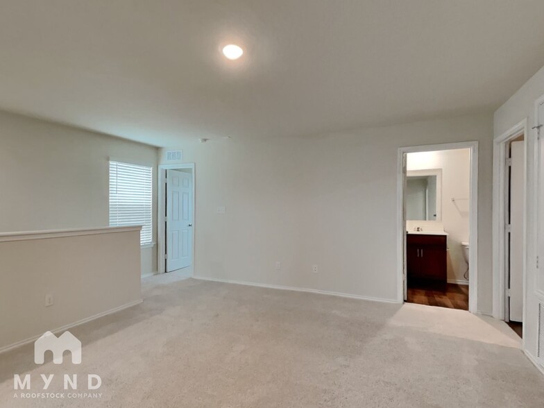 Building Photo - 707 Wild Olive Wy