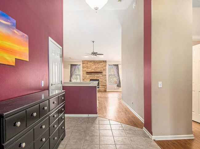 Building Photo - Spacious 4 Bedroom With Modern Comforts & Ideal Location!!