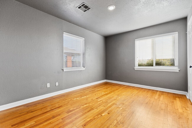 Building Photo - 3221 NW 39th Terrace