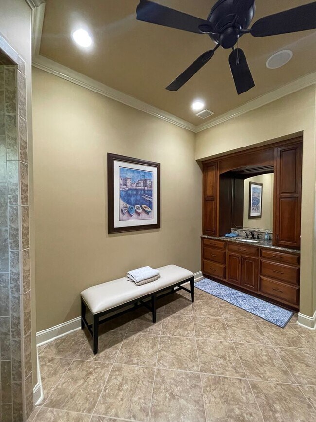 Building Photo - Luxury 3BR/3.5BA + Office in Winding River...