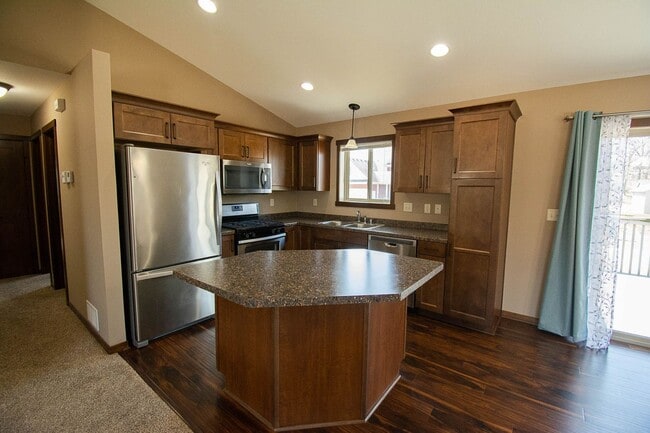 Building Photo - Move-In Ready NW Rochester Home with Finished Lower Level