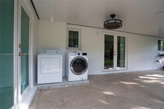 Building Photo - 9841 Dominican Dr