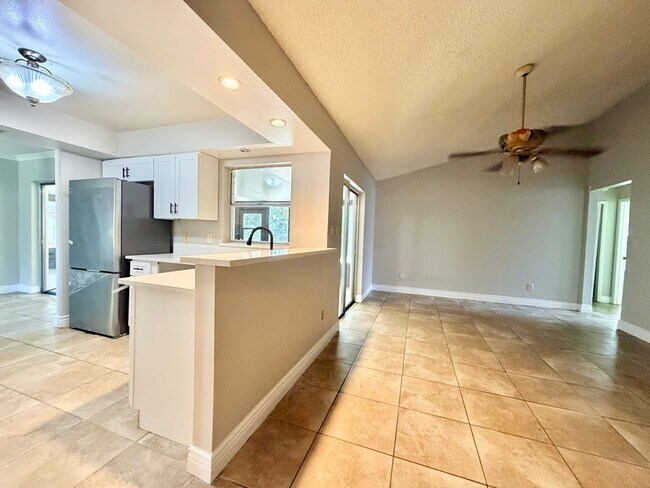 Building Photo - Spacious Home with Large Yard and Central Location! Close to Major Shopping and Dining!